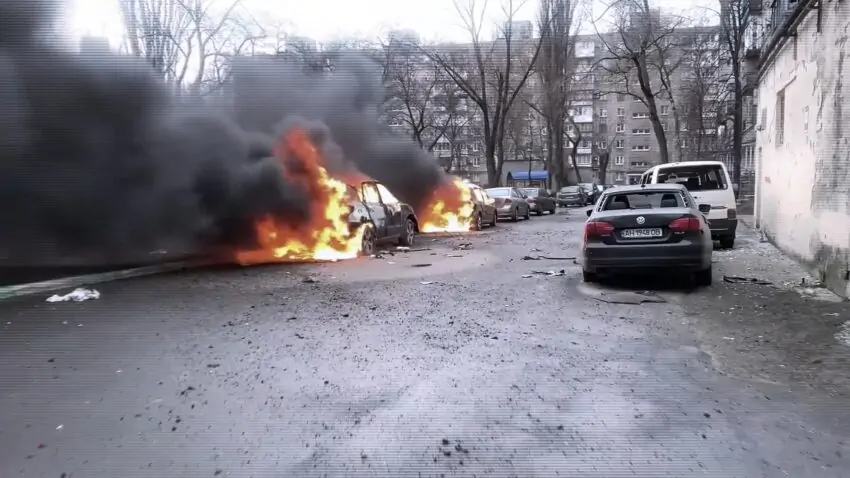 Разрушения и пожар в городе после обстрела Горящие автомобили на городской улице после обстрела из фильма 20 дней в Мариуполе